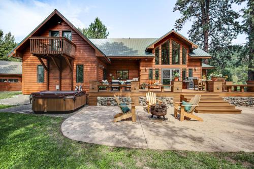 Naches House | Luxury Cabin on Naches River, Near Mount Rainier!