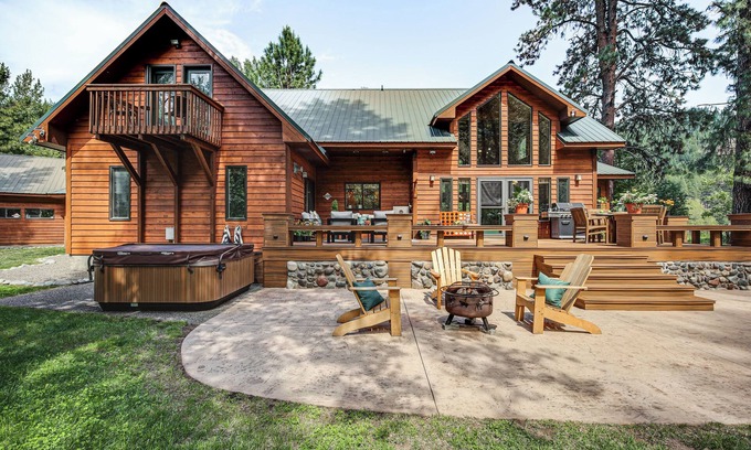 Naches Cabin | Luxury Cabin on Naches River, Near Mount Rainier!