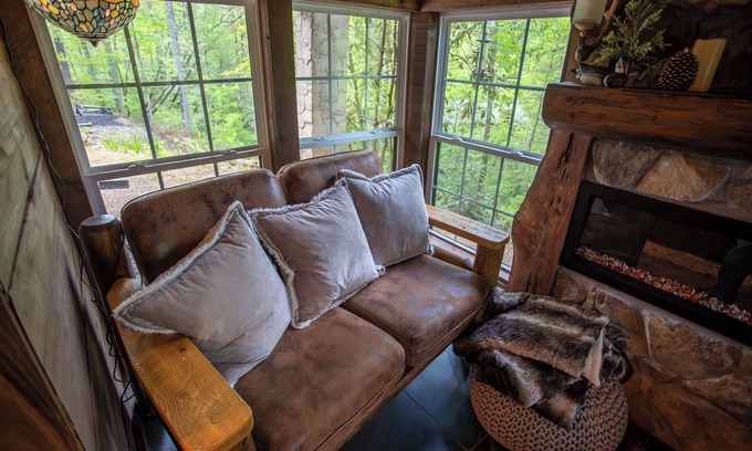 Robbinsville Cabin | Luxury Cabin Retreat – Dog-Friendly, Cozy, Great Wi-Fi and an amazing Jacuzzi!