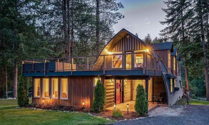 Plain House | Luxury Cabin Retreat ON the River - Complete Renovation - Perfectly Located