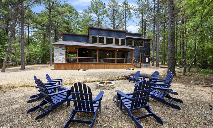 Pickens Cabin | Luxury Cabin- Sleeps 12- Hot Tub- ATV Trails- Huge Patio- Family & Dog Friendly