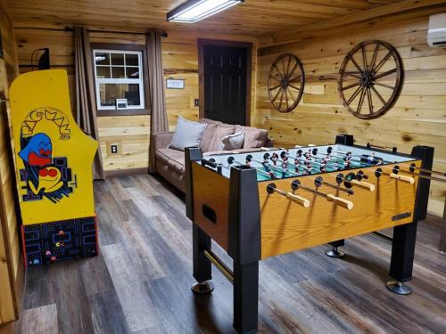 Wellington House | Luxury Cabin w/Game Room & Hot Tub at Cave Run Lake