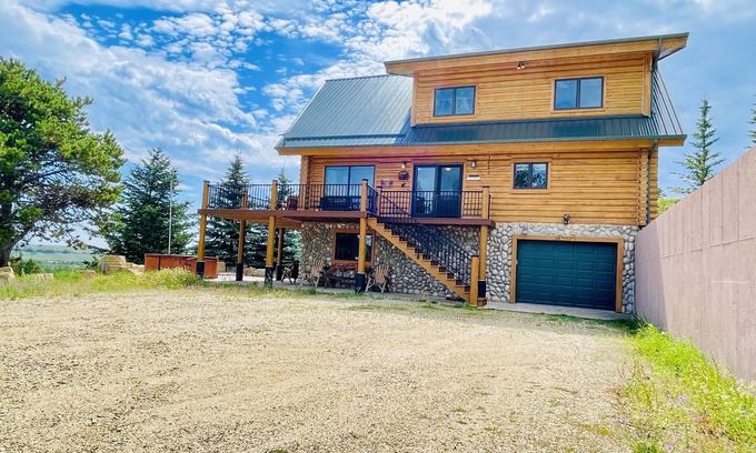 Red Lodge Cabin | Luxury Cabin w/Hot Tub, Fireplace, Minutes to Skiing