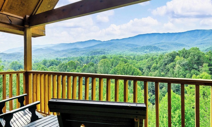 Pittman Center Cabin | Luxury Cabin with Breathtaking Views: Sleeps 16, Hot Tub, Pool Table, Games!