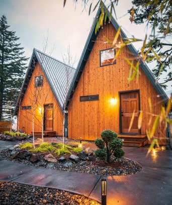 Stevenson House | Luxury Cabin with Outdoor Tub ArtBliss III