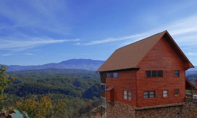 Gatlinburg - Pigeon Forge Cabin | 'Luxury Cabin with Unforgettable Views'- Starr Crest Resort