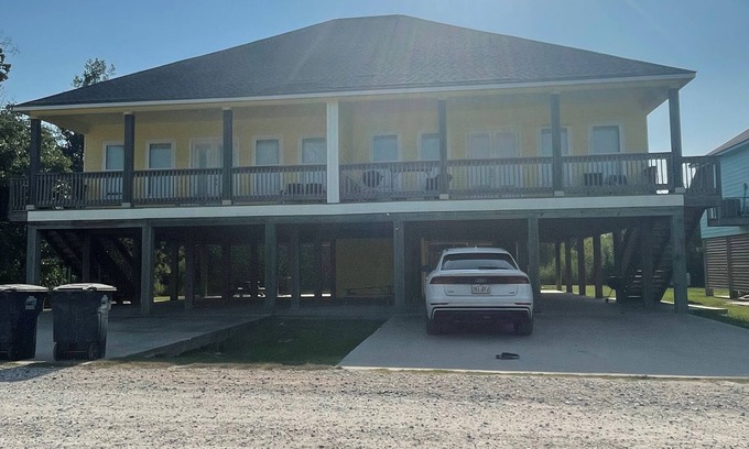 Hackberry House | Luxury camp with Incredible water views! Best fishing and crabbing around !