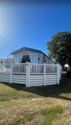 Isle of Grain Apartment | Luxury Caravan with decking and a sea view at Kent coast