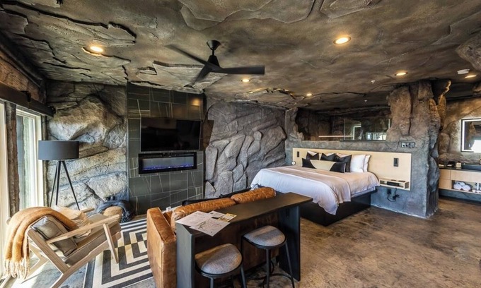 Branson Cabin | Luxury Cavern Suite | Private Hot Tub | Romantic
