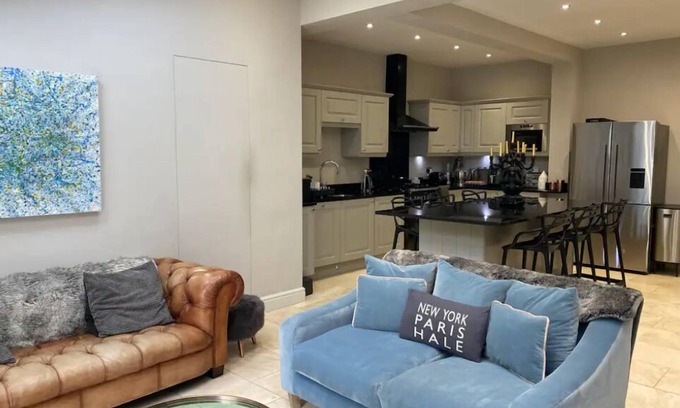 Trafford House | Luxury Central Hale living