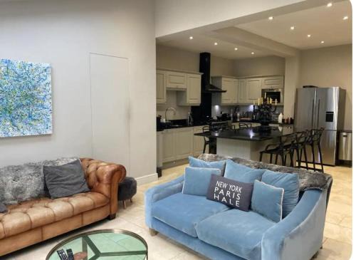 Trafford House | Luxury Central Hale living