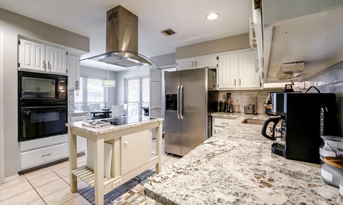 Woods of Shavano House | LUXURY! charming home w garage. Near Fiesta, Rim & la Cantera! Sleeps 8