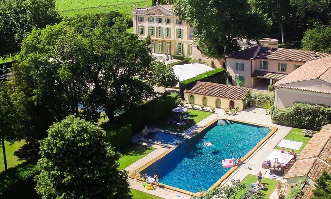 Sarrians Villa | Luxury chateau for rent in Provence
