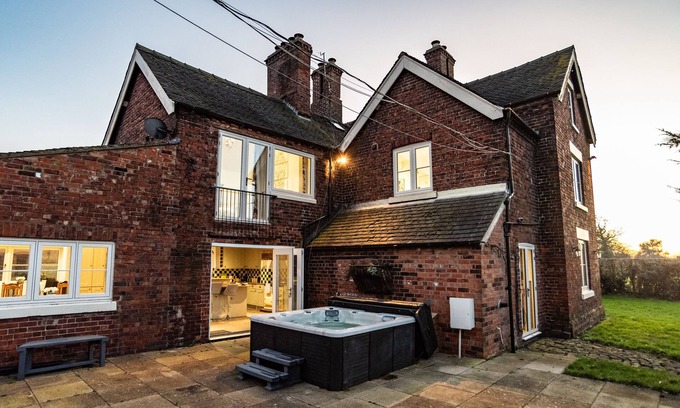 Crewe House | Luxury Cheshire Farmhouse Sleeps 14