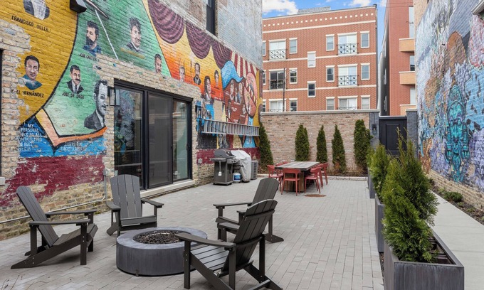 Wicker Park Apartment | Luxury Chicago 2 Story Condo: 10 Mins to Downtown