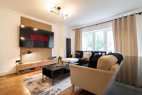 Canterbury Apartment | Luxury City Centre Haven Super King En-suite with Parking