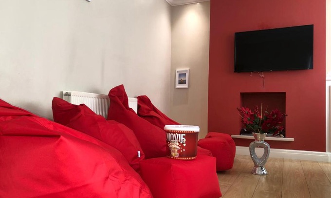 Liverpool Apartment | Luxury City Home w/ Games Room