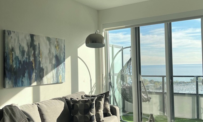 Bay Street Corridor Apartment | Luxury Cityscape 2-bedroom