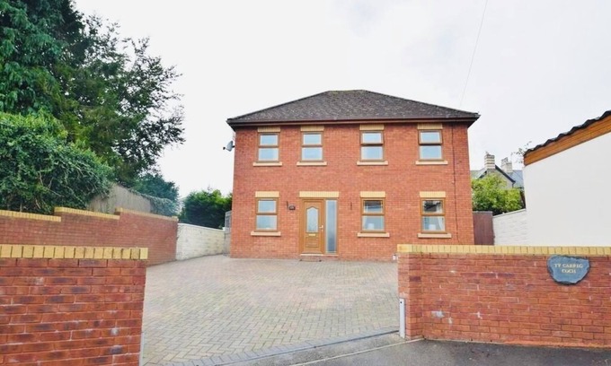 Bridgend House | Luxury Coach House 5-bedrooms Sleeps 12 Close to Bridgend Town & Beach