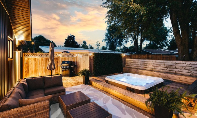 Zurich Cottage | Luxury Coastal Cottage with Hot Tub