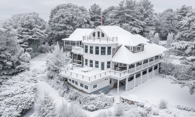 Cape Neddick House | ✨ Luxury Coastal Estate | 🏝 Rooftop Deck | 🎾 Tennis | 🔥 Firepit | Sleeps 20