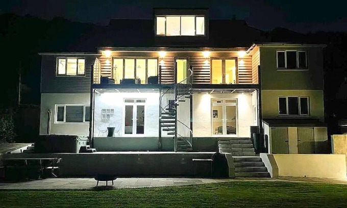 Westward Ho House | Luxury Coastal Home - Hot Tub, Home Cinema & More