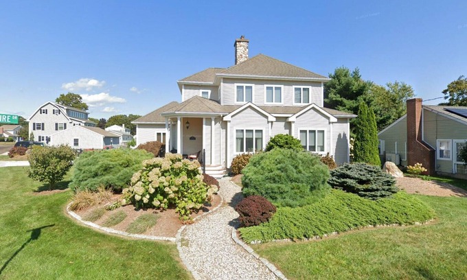 Old Saybrook House | Luxury coastal home in located in Cornfield Point, sleeps 8+.