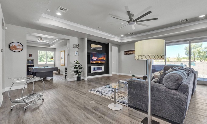 Las Vegas House | Luxury & Comfort Await at Viva Oasis – A Spacious Las Vegas Retreat