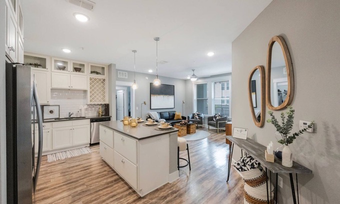 Carver City - Lincoln Gardens Apartment | Luxury & Comfort ~ WestShore Tampa ~ 4 mins to TPA