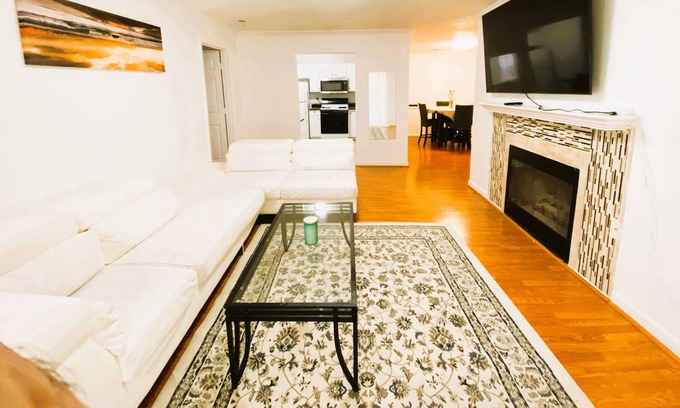 Woodbridge Apartment | Luxury Condo, 7 Guests, Free Parking, Near Malls, Restaurants