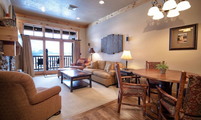 Victor Condo | Luxury Condo in Victor. A/C, W/D, WiFi, Balcony, Grill, Garage Parking. #307