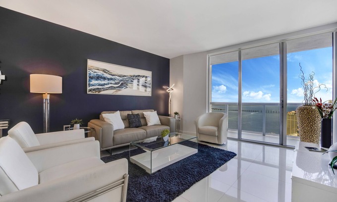 Downtown Miami Condo | Luxury Condo, #Instaworthy Views, 5 Star Amenities with W Miami