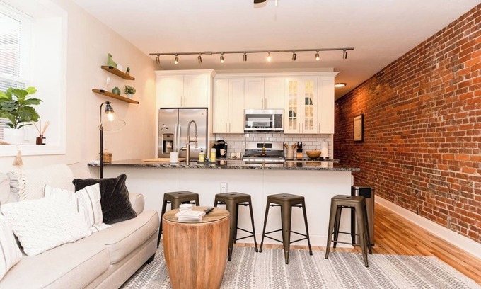 North Oakland Apartment | Luxury Condo Near Shady side Hospital | King Bed