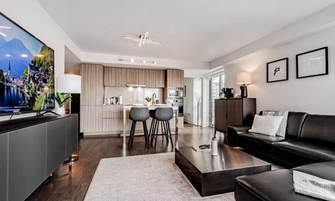Bay Cloverhill Apartment | Luxury Condo on Bay Street