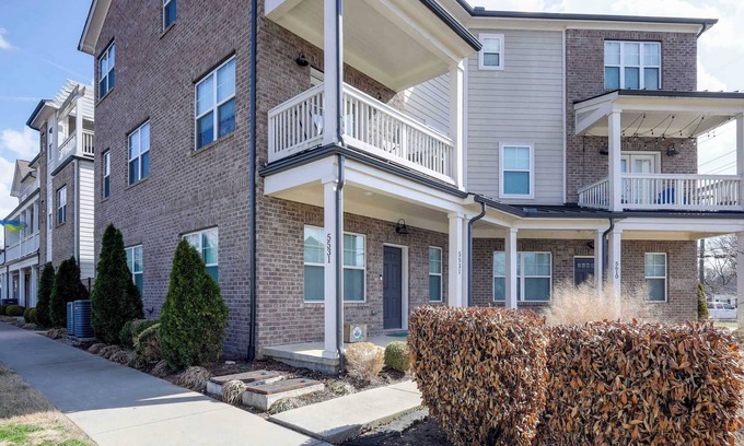 The Nations Condo | Luxury Condo-Sleeps 2-Pets-7min Broadway Nashville