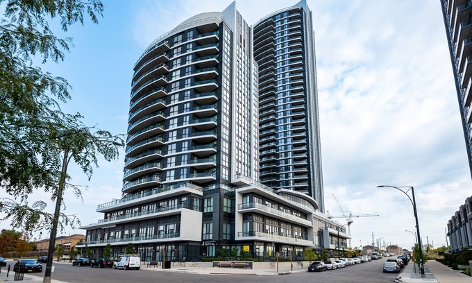 Hurontario Condo | Luxury condo w breathtaking sunset views close to airport & downtown Mississauga