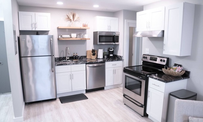Melrose Condo | Luxury Condo w/Pool *Newly Renovated*