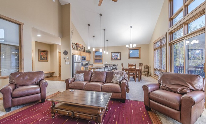 Old Town Condo | Luxury condo w/underground parking. Only minutes from slopes. Shared hot tub