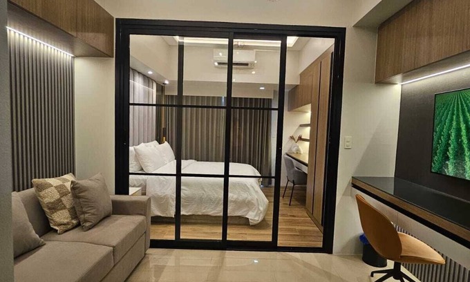 Bonifacio Global City Apartment | Luxury condo with gym,WiFi,NETFLIX at Park Mckinley West, Venice, SM Aura BGC