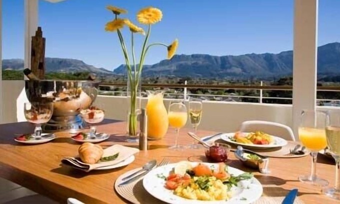 Plumstead Apartment | Luxury CONSTANTIA CAPE TOWN Apartment , Mountain View , Satelite TV, Gym , Wifi