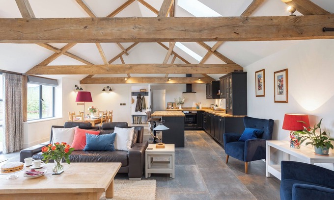 Faringdon House | Luxury converted Barn, rural seclusion at foot of The Ridgeway, dog friendly