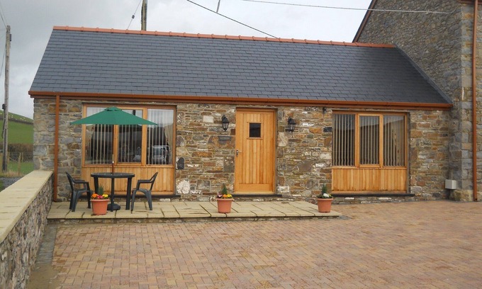 Carmarthen House | Luxury Converted Barn near Carmarthen, Pets welcome - sleeps 2