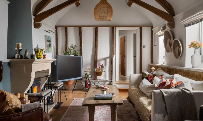 Little Rissington House | Luxury Cotswold Barn w Hot Tub | Nr Bourton