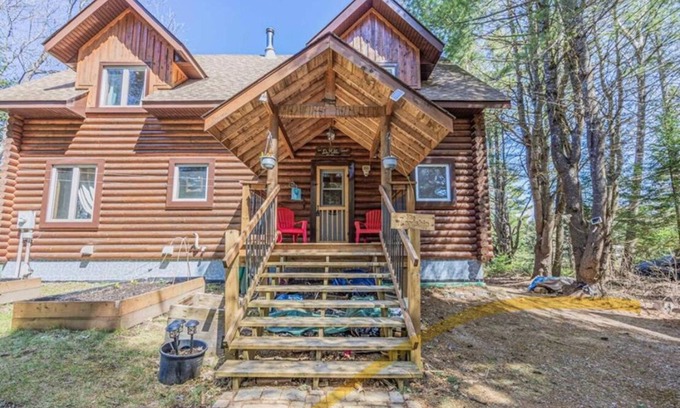 Algonquin Highlands Cottage | Luxury cottage in tranquil Algonquin Highlands with WiFi