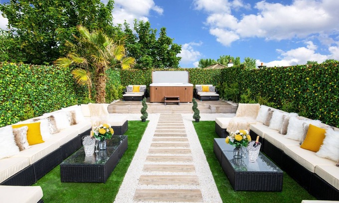 Galway City Centre House | Luxury Cottage - City Center - Large Garden with Hot Tub -7 Bedrooms-4 Bathrooms