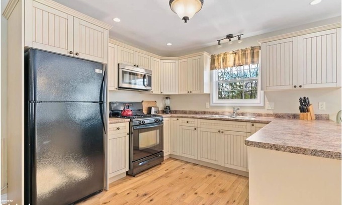 Lake of Bays Cottage | Luxury Cottage in Muskoka with Pool & Hot Tub -1min to the Beach