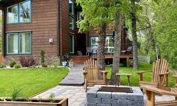 Petersfield Cottage | Luxury cottage living along Netley Creek in Petersfield, MB