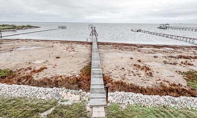 Flour Bluff House | Luxury cottage on the bay/private pier/Flour Bluff/15 min. to the beach!