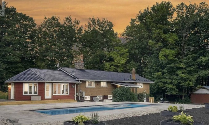 Mulmur Cottage | Luxury Cottage on 8 Acres of Greenery w/Pool & Games Room!