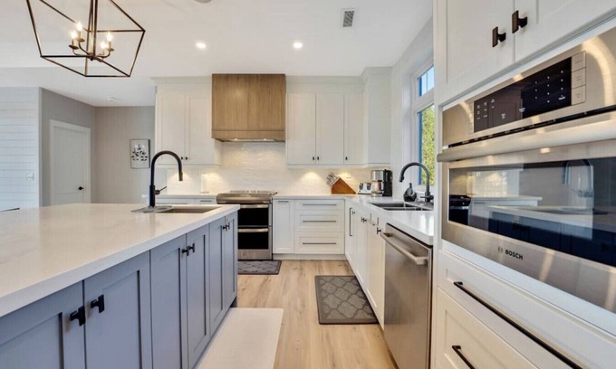 Coe Hill Cottage | Luxury Cottage overlooking Wollaston Lake-Hot tub